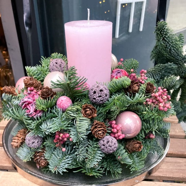Stroik świąteczny z różową świecą - BOŻONARODZENIOWY PORANEK