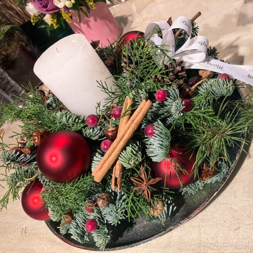 Stroik świąteczny z białą świecą na talerzu - LIST DO MIKOŁAJA