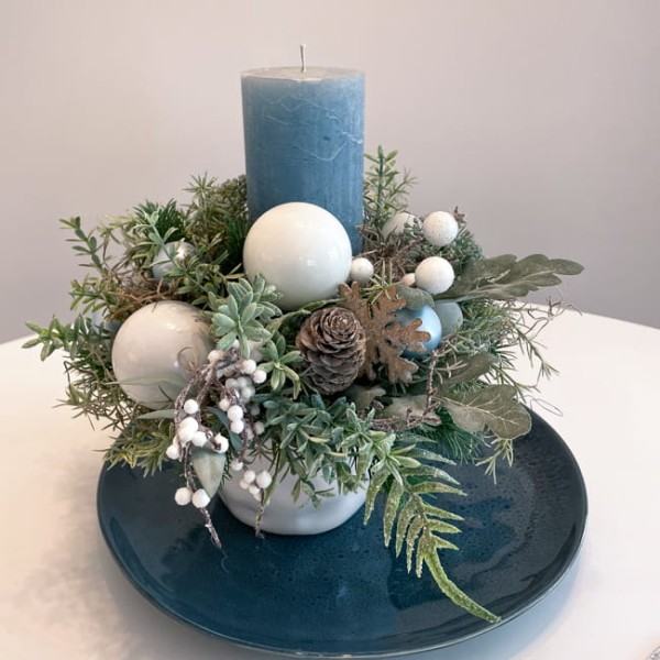 Stroik bożonarodzeniowy z błękitną świecą - ŚNIEŻYNKA