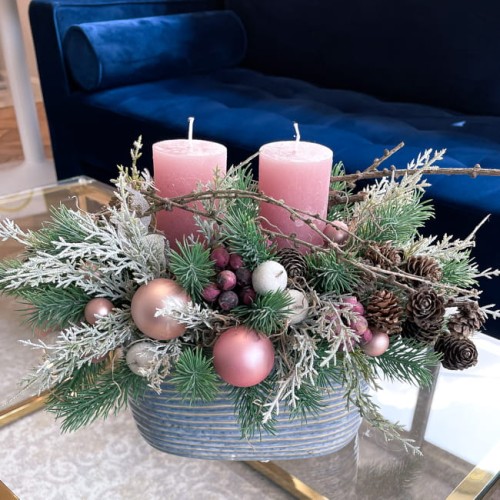 Stroik świąteczny z różowymi świecami w naczyniu - SŁODKA NIESPODZIANKA