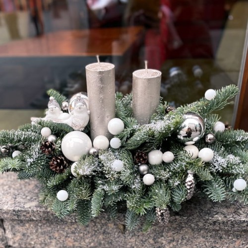 Stroik świąteczny ze srebrnymi świecami - GDY PADA TAKI ŚNIEG