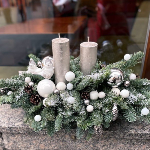Stroik świąteczny ze srebrnymi świecami - GDY PADA TAKI ŚNIEG