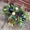stroik-bozonarodzeniowy-w-zlotym-naczyniu-z-bombkami.jpg