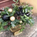 elegancki-stroik-swiateczny-w-zlotym-naczyniu.jpg