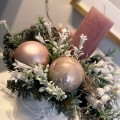 stroik-swiateczny-w-naczyniu-z-bomkami-i-swieca.jpg