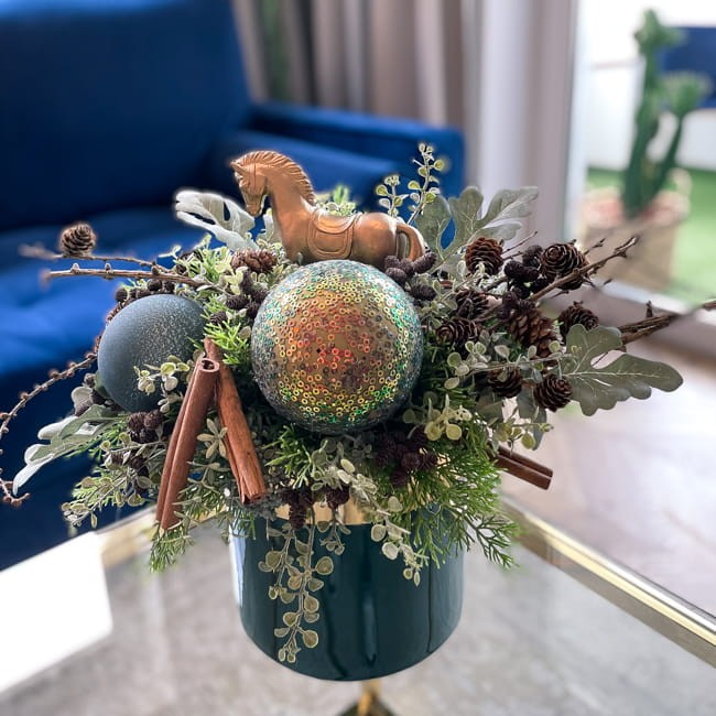 elegancki-stroik-z-bombkami-i-figurka.jpg