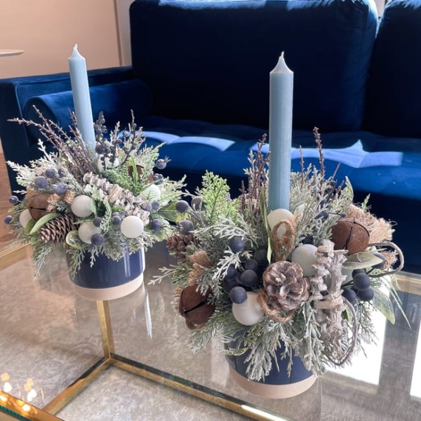 Świąteczny stroik w ceramicznej osłonce z niebieską świecą - ANIOŁEK