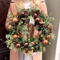 elegancki-wianek-swiateczny-na-drzwi-z-bombkami.jpg
