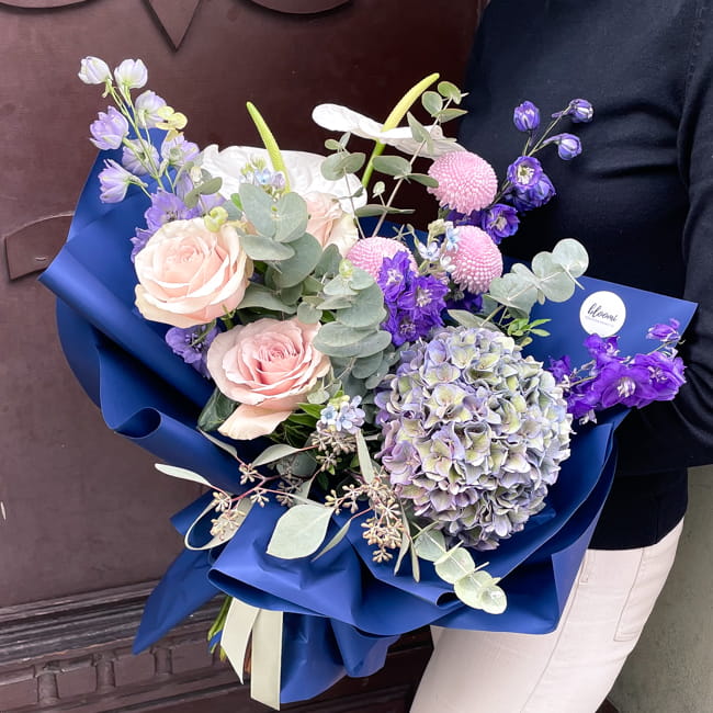 Autorski bukiet z fioletową hortensją.