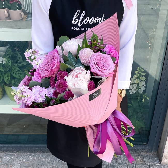 Bukiet autorski z różami i chryzantemą.