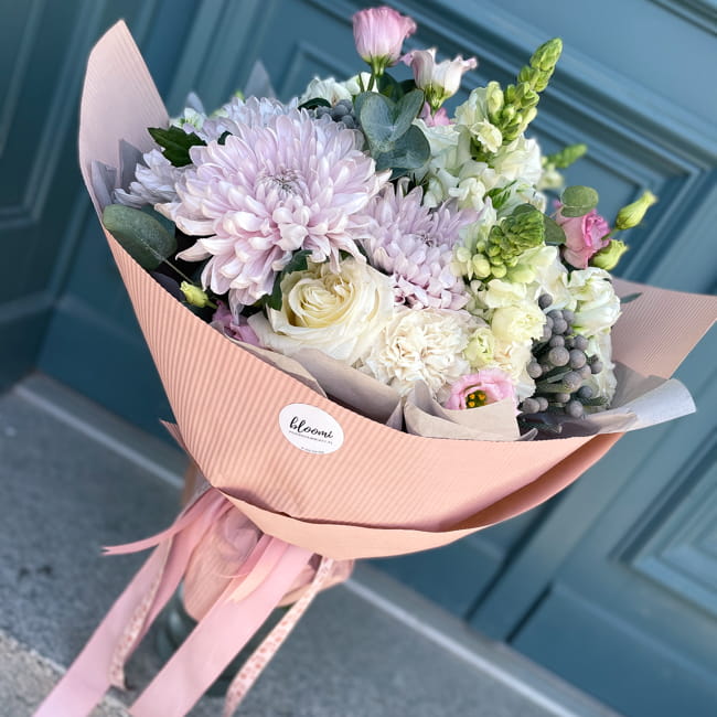 Autorski bukiet kwiatów w pastelowych barwach.