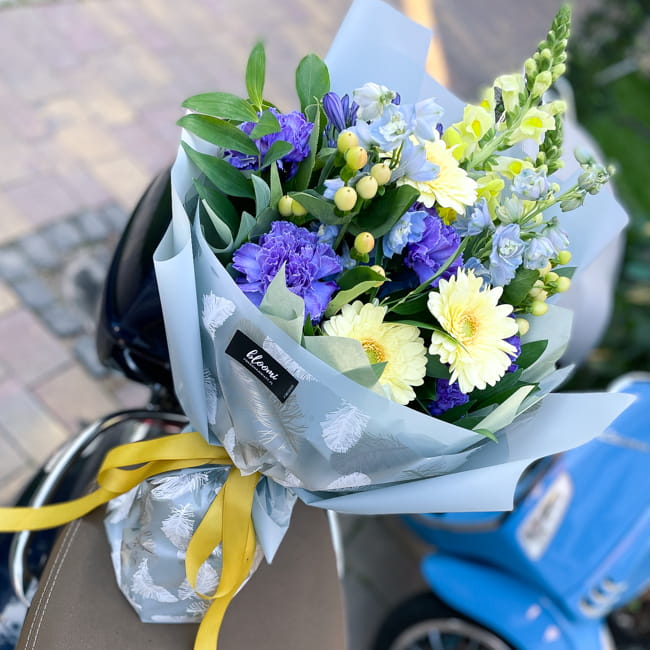 Żółto-niebieski bukiet kwiatów