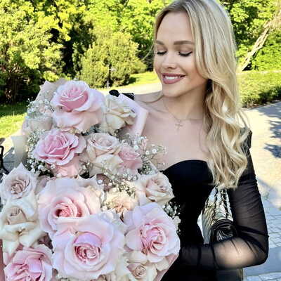 Bukiet róż ekwadorskich z gipsówką.