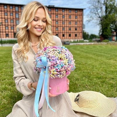 Flower box z kolorową gipsówką