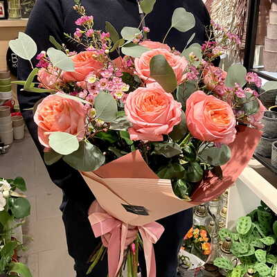 Bukiet brzoskwiniowych róż z eukaliptusem