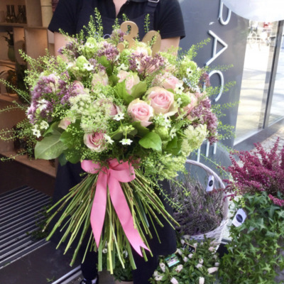 Wielokwiatowy barwny bukiet kwiatów.