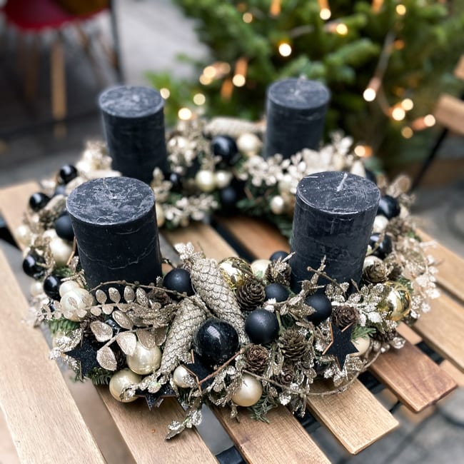 Wianek adwentowy z czarnymi świecami.