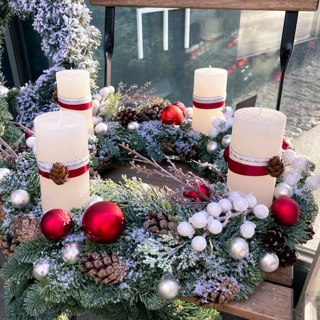 Wianek adwentowy zapalamy 27 listopada 2022.