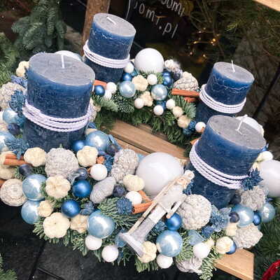 Niebieskie świece wianek adwentowy