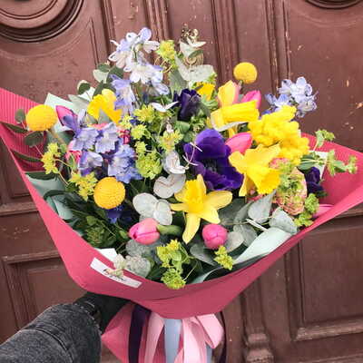 Wiosenny bukiet tulipanów i żonkili