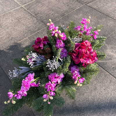 fioletowe kwiaty na grób