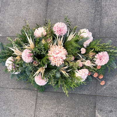 Mieszana kompozycja na grób z jasnych kwiatów