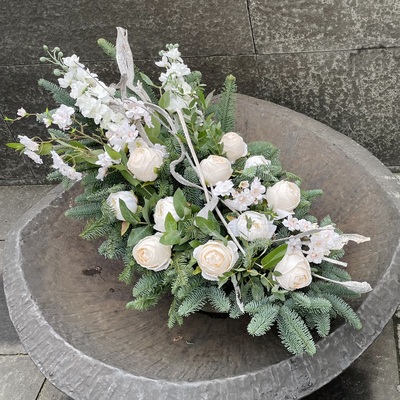 Wiązanka ze sztucznych róż i piwonii