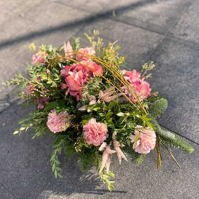 Jasne kwiaty na grób