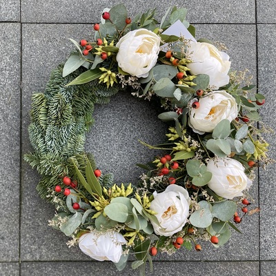 Wianek na grób ze sztucznymi piwoniami