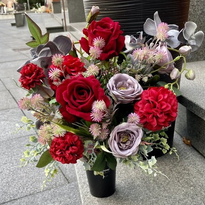 Bukiet sztucznych kwiatów na grób